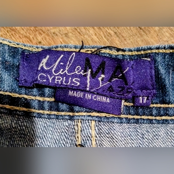 Miley Cyrus Jean shorts - Picture 2 of 3